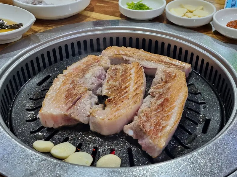 불판 위의 삼겹살