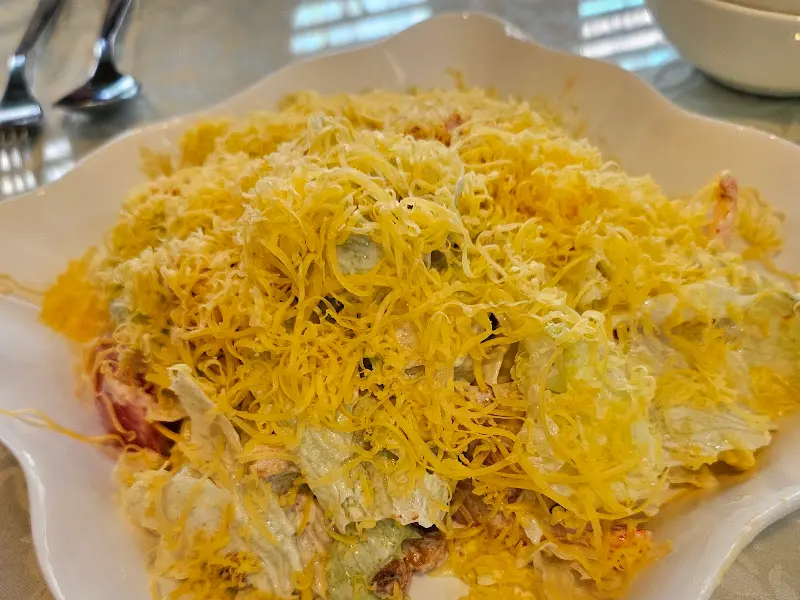 치즈가 듬뿍 뿌려진 샐러드