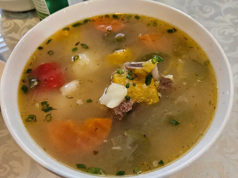 고기가 들어간 따뜻한 국물 요리