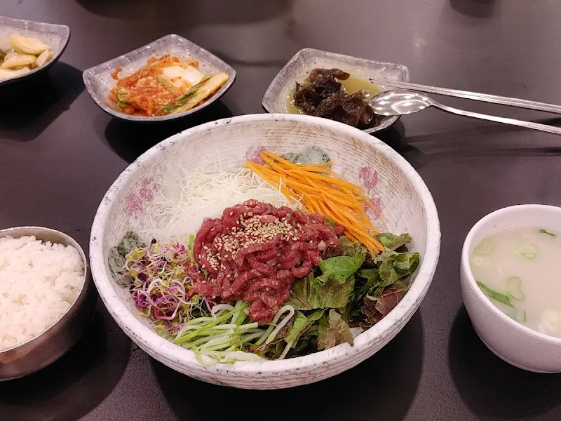 육회비빔밥전체샷
