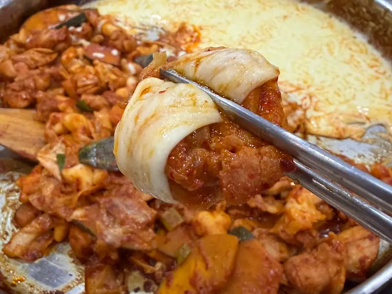 치즈에 감싸진 닭갈비