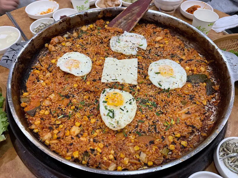 볶음밥 위에 계란 프라이