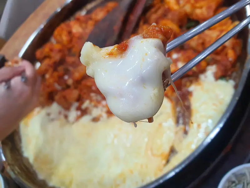 닭갈비와 치즈의 만남