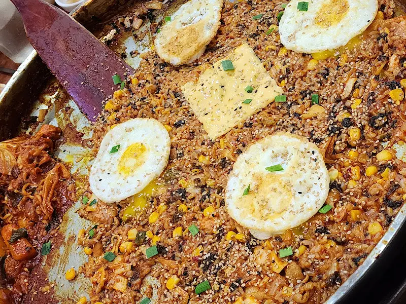 계란 프라이가 올라간 볶음밥