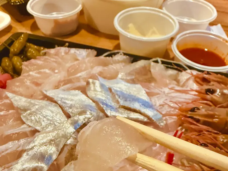 젓가락으로 집은 회