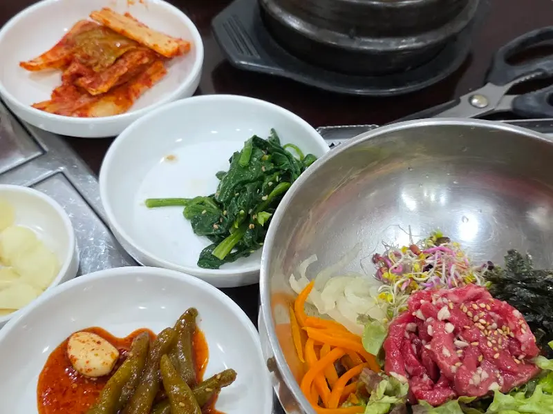 육회 비빔밥과 밑반찬