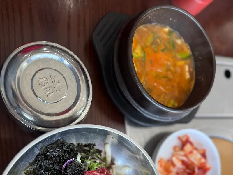 육회 비빔밥과 된장찌개 클로즈업