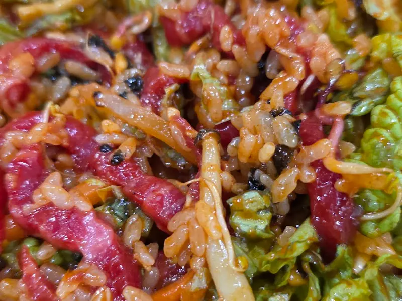 육회 비빔밥의 디테일 샷