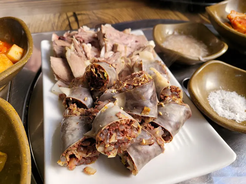 윤기가 흐르는 신설집 맛보기 순대