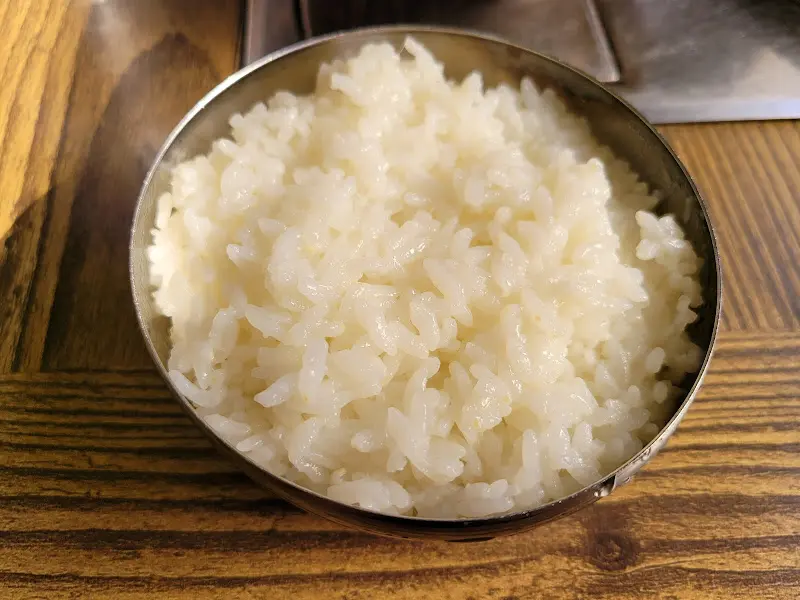 윤기 흐르는 갓 지은 쌀밥