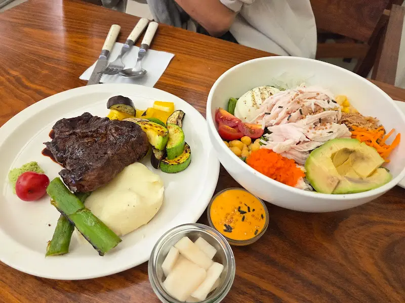 스테이크와 샐러드