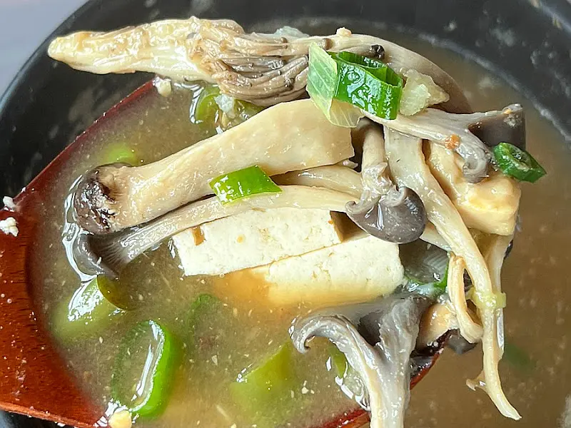 김치전골 속 버섯과 두부