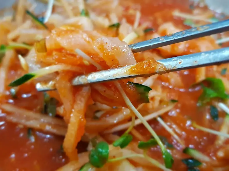 젓가락으로 집어 올린 물회