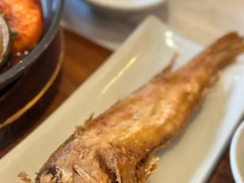 노릇하게 구워진 우럭 구이