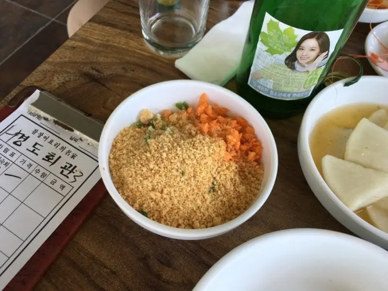 테이블 위에 놓인 양념