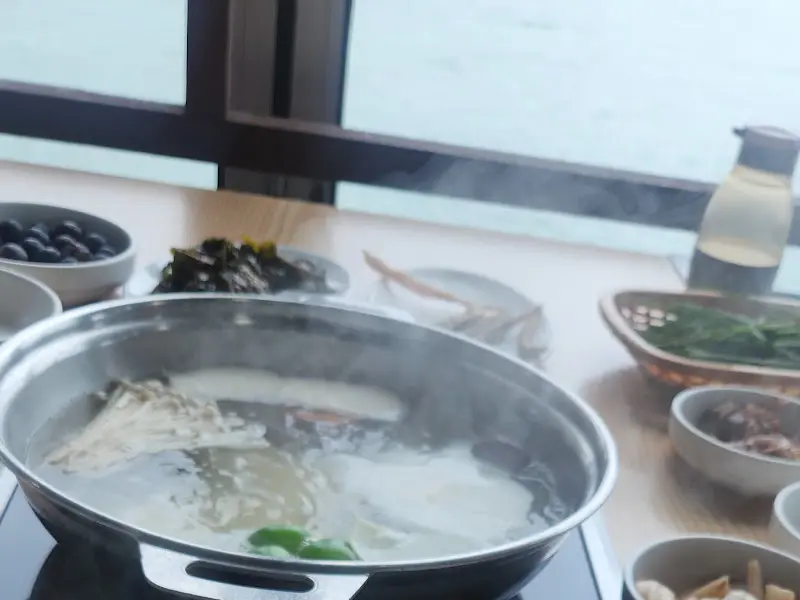 하모 샤브샤브가 끓고 있는 모습