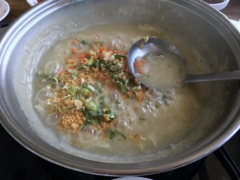 하모 샤브샤브 육수에 야채를 넣는 모습