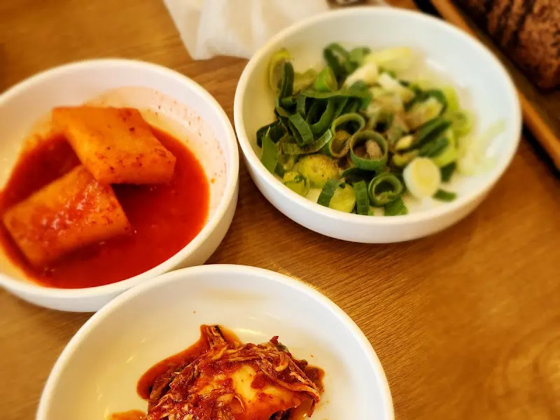 칼국수와 환상적인 궁합을 자랑하는 김치와 석박지