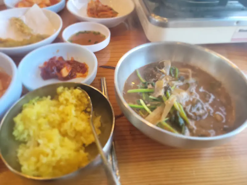 놋그릇에 담긴 밥과 반찬