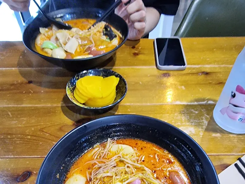 젓가락으로 마라탕을 들어올리는 모습