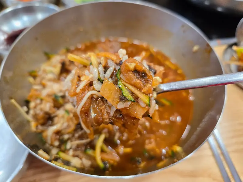 새포항물회 비빔 후 육수 추가