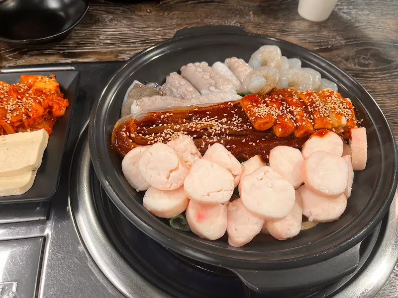 푸짐하게 담긴 낙곱새 냄비