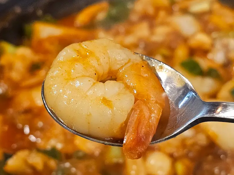 숟가락 위에 올려진 새우