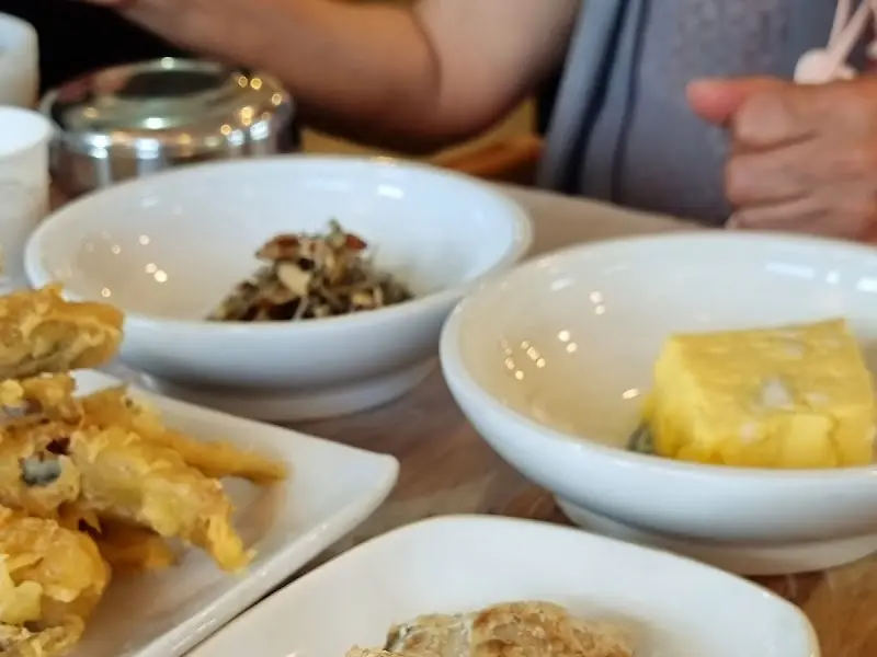 다양한 반찬들이 정갈하게 담겨 있는 모습