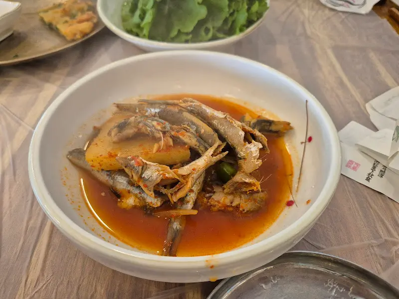 멸치조림이 담긴 뚝배기