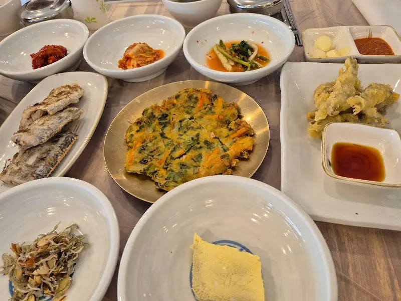 한상 가득 차려진 멸치쌈밥 정식