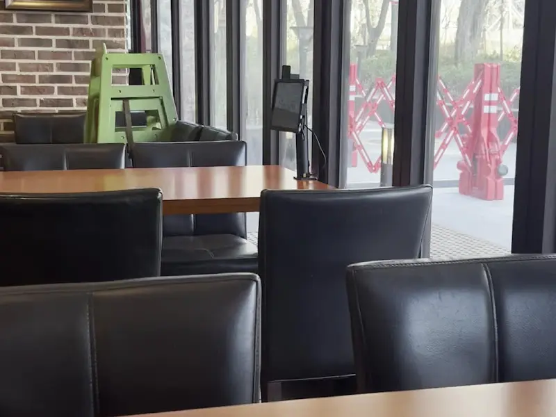 레스토랑 내부 테이블