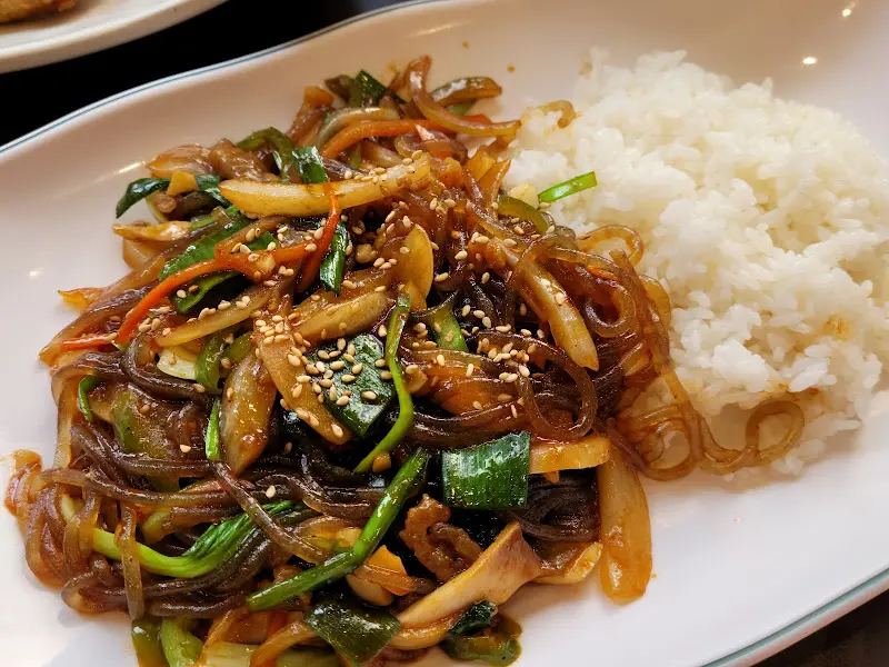 윤기가 흐르는 잡채밥