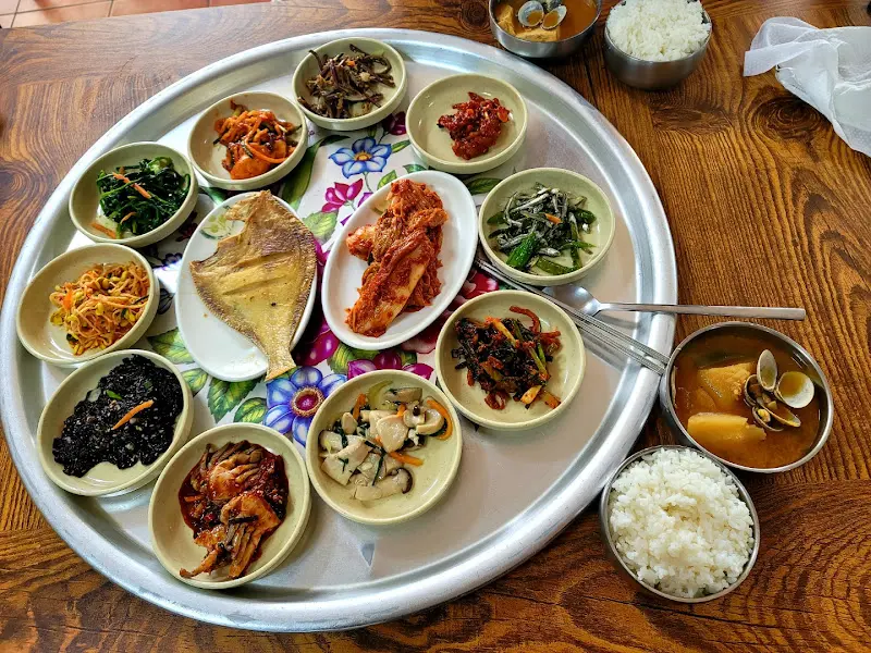 쟁반에 담긴 다양한 반찬