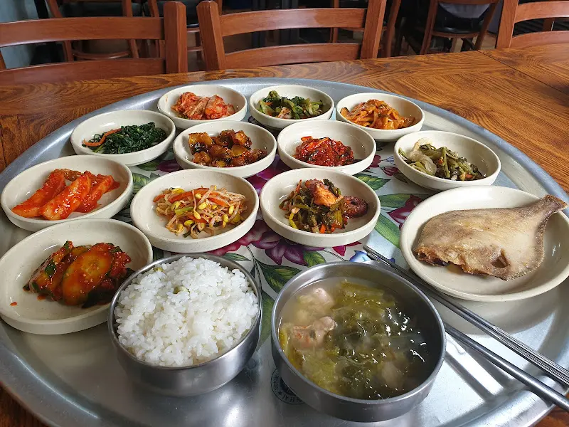 한 상 가득 차려진 백반