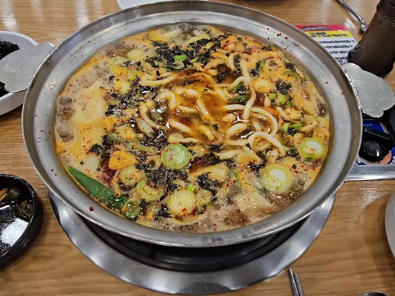 푸짐한 시원오만둥이칼제비 한 상 차림