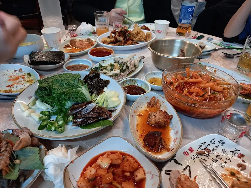 실비집 방문객들의 식사 풍경