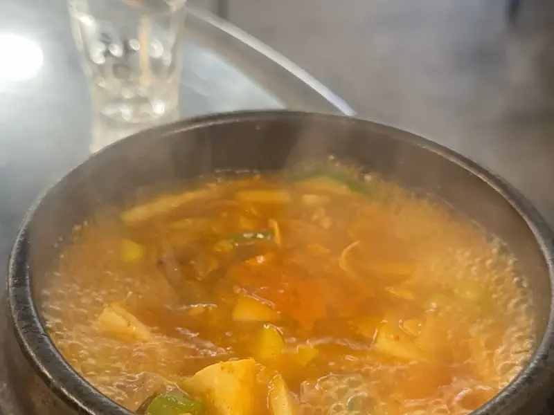 뚝배기에 담겨 보글보글 끓는 김치찌개