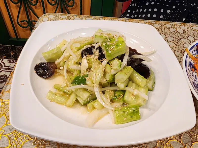 오이무침의 신선함이 느껴지는 사진