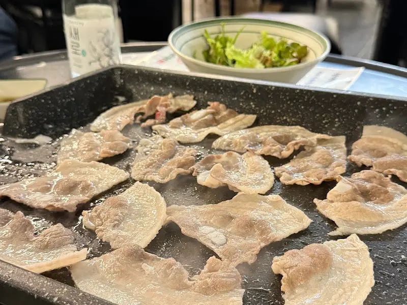 불판 위에 구워지는 냉삼겹살