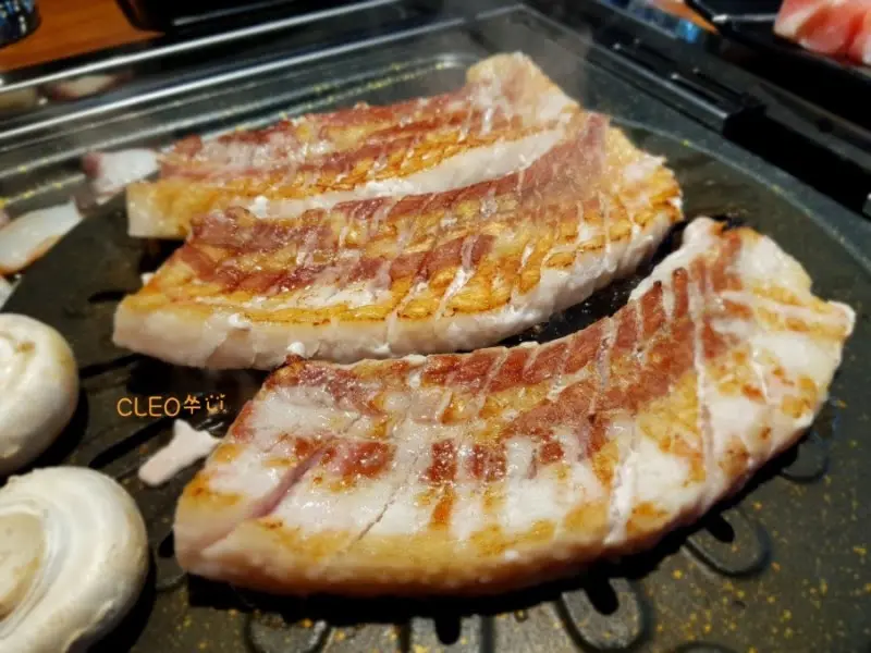 노릇노릇 익어가는 삼겹살