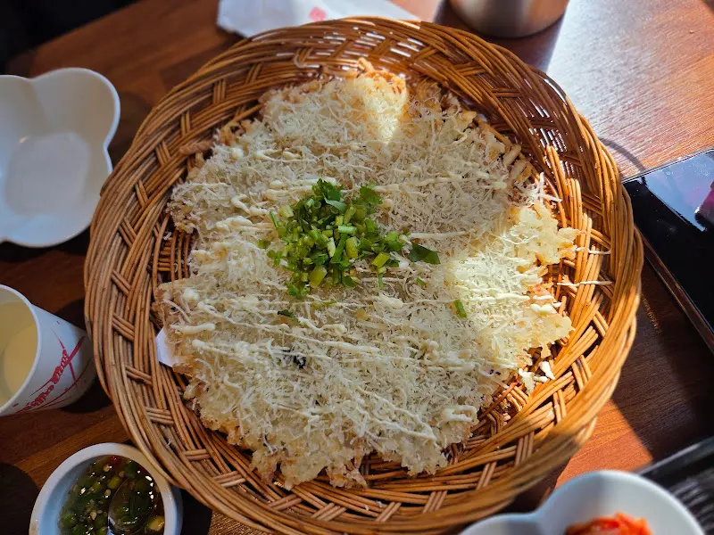 치즈가 듬뿍 올라간 감자전