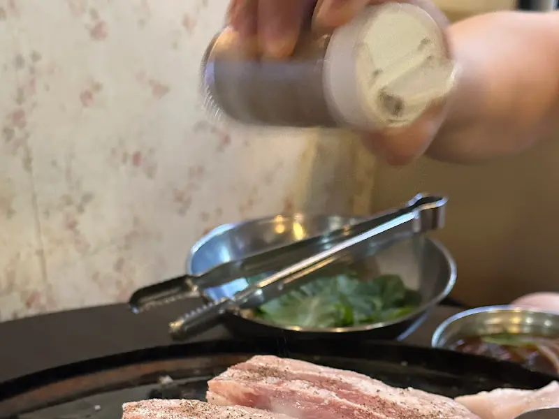 고기에 후추 톡톡