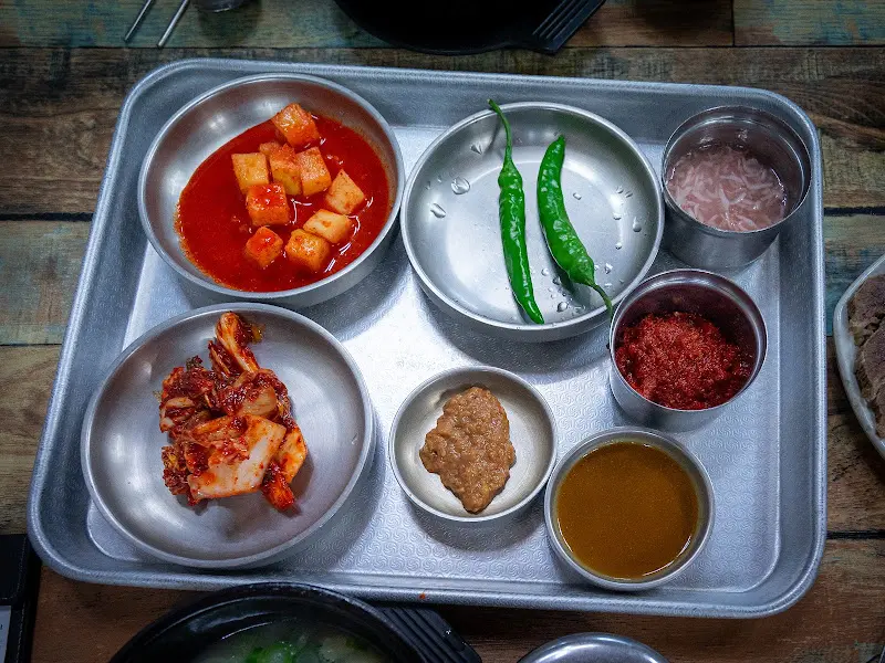 수육백반 기본 반찬