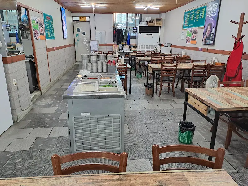 신마산식당 내부