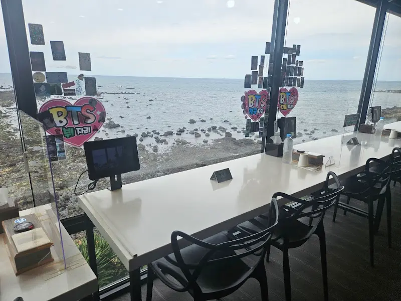 창밖으로 보이는 바다 풍경