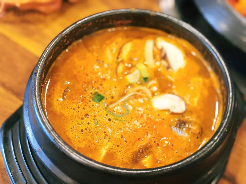 뚝배기에 담긴 깊은 맛의 청국장