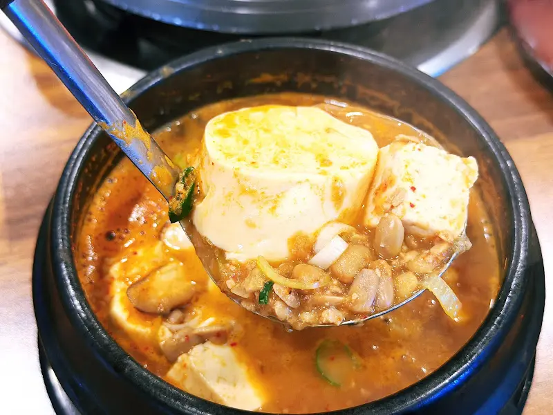 청국장 안의 두부를 숟가락으로 뜨는 모습