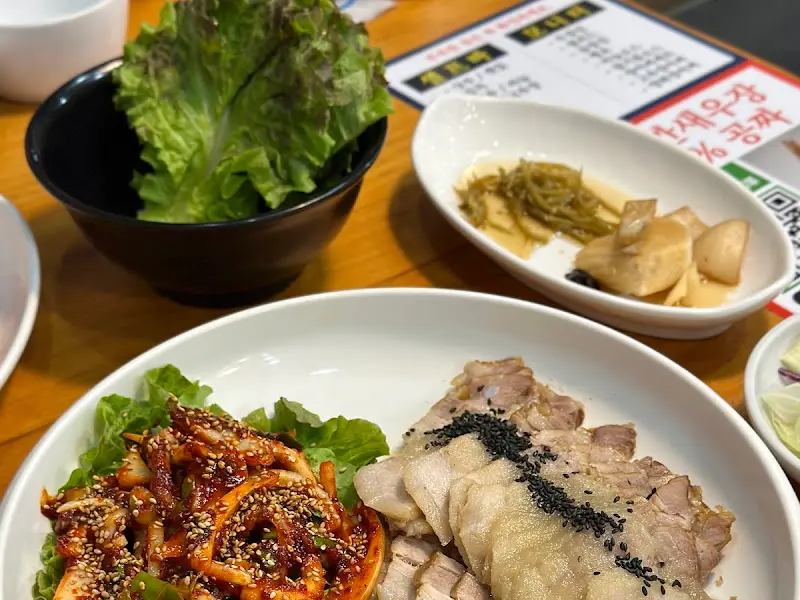 윤기가 흐르는 마늘보쌈과 매콤한 낙지볶음