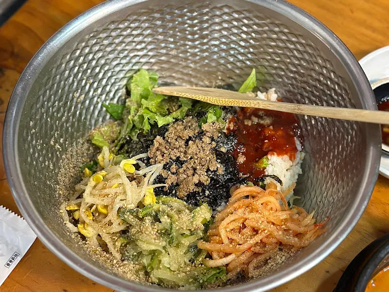 다채로운 맛의 나물 비빔밥