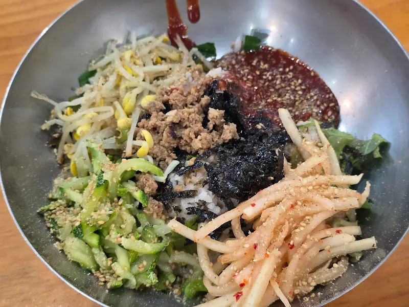 비빔밥에 양념 넣는 모습